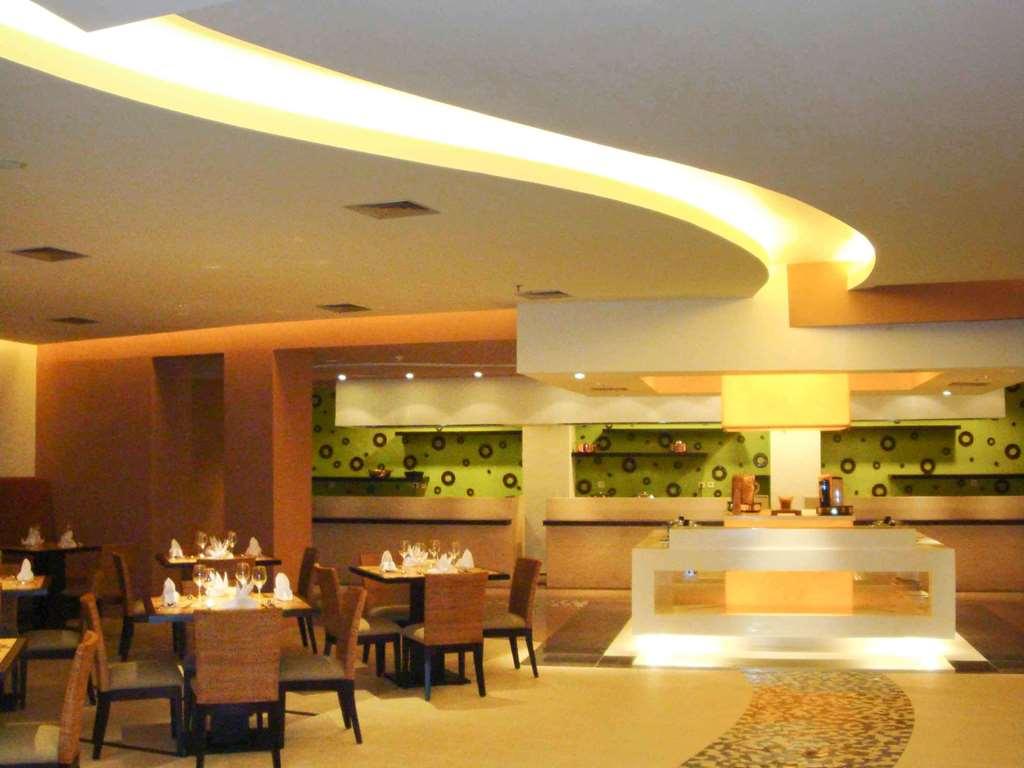 Novotel Manado Golf Resort & Convention Center Restaurant bilde